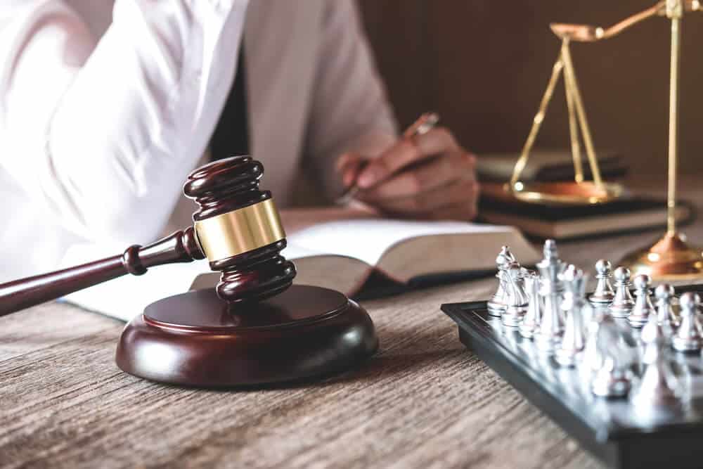 ליטיגציה - ייצוג משפטי עורך דין מאזני צדק ולוח שחמט ופטיש בית משפט